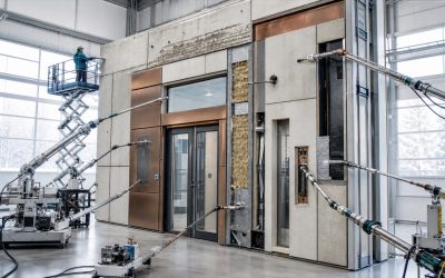 実物大の企業入口を建材試験場で多方向から検査し、老朽化、機能不足、情報構造などリニューアル時期を判断する兆候を確認する様子