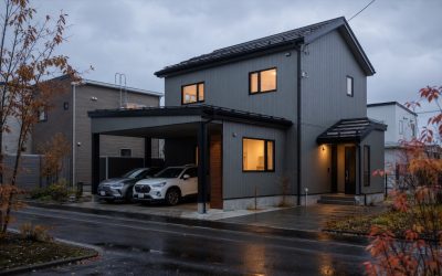 秋雨後の札幌近郊で、限られた敷地の駐車・玄関・窓配置・屋根排水・室内動線まで比較できる工務店の住宅施工事例