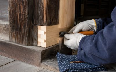 古い木造建築を丁寧に補修する職人の手元