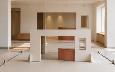 手前の紙製入口と奥の実寸サービス空間を同じ形、色、位置関係で重ね、チラシとホームページの対象・内容・価格・CTAを一致させる重要性を示す強制遠近セット