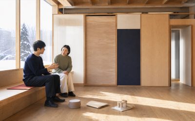 雪の見える明るい木造試作空間で相談者の話を横並びで聞き、未確定の素材、情報、入口を一緒に検討して、曖昧な要望から設計を始める相談風景